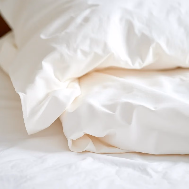 Otel Nevresim Kumaş Türleri ve Yıkama Ömrü: Percale, Sateen, Pamuk ve Karışım Kumaşlar Kaç Döngü Dayanır?